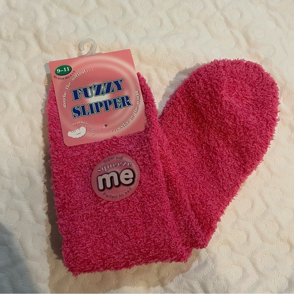Pink Fuzzy Slipper Socks Women’s Size 4-10 Super Soft Gift Grippy Gift 💕 - Picture 1 of 4